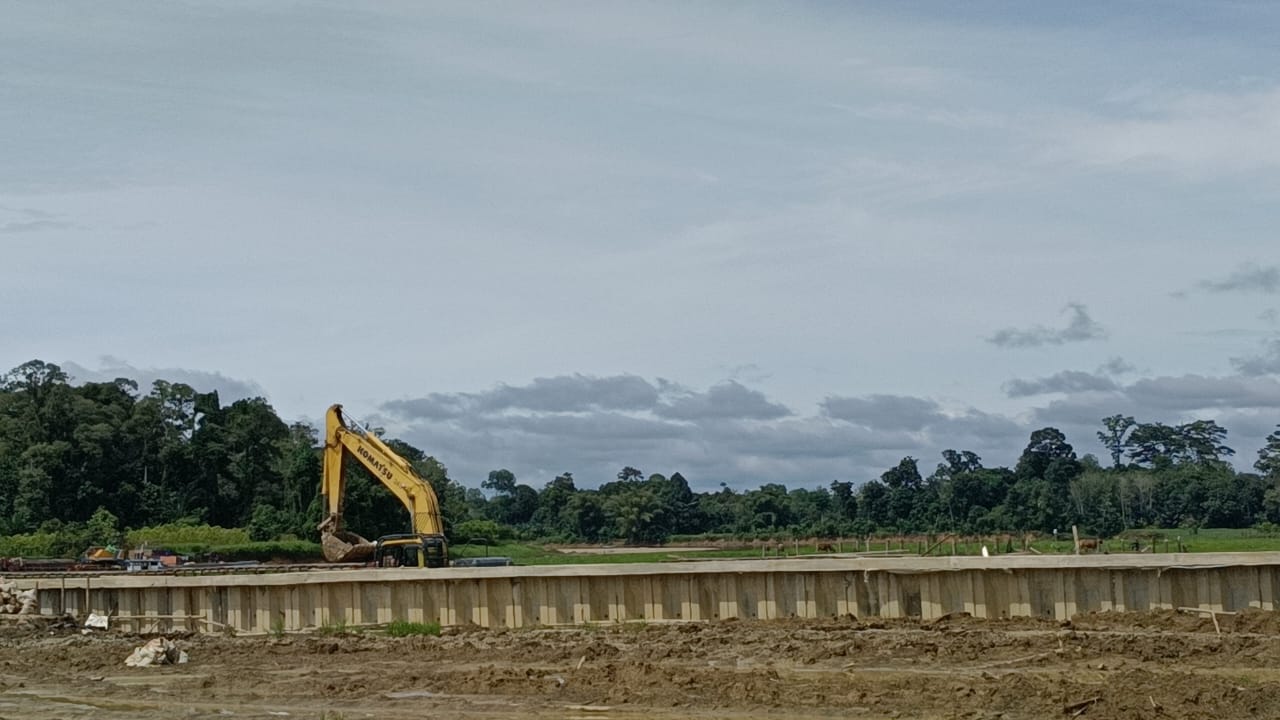 BELUM SELESAI: Proyek bendungan dan revitalisasi danau dari APBN senilai Rp20 miliar ini hingga habis kontrak belum juga selesai.