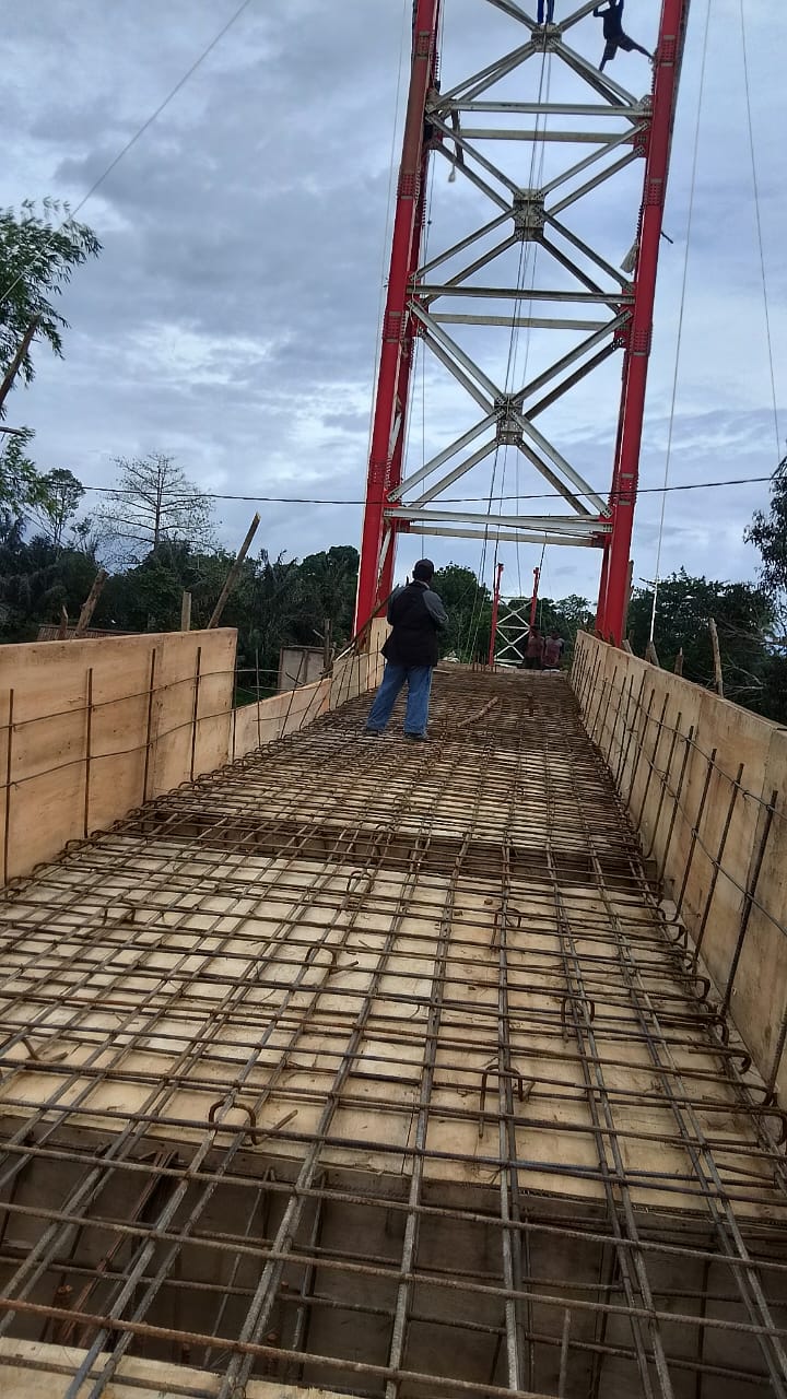 MOLOR: Pekerjaan jembatan gantung di Desa Ariung Mendalam kena denda karena tidak selesai tepat waktu.