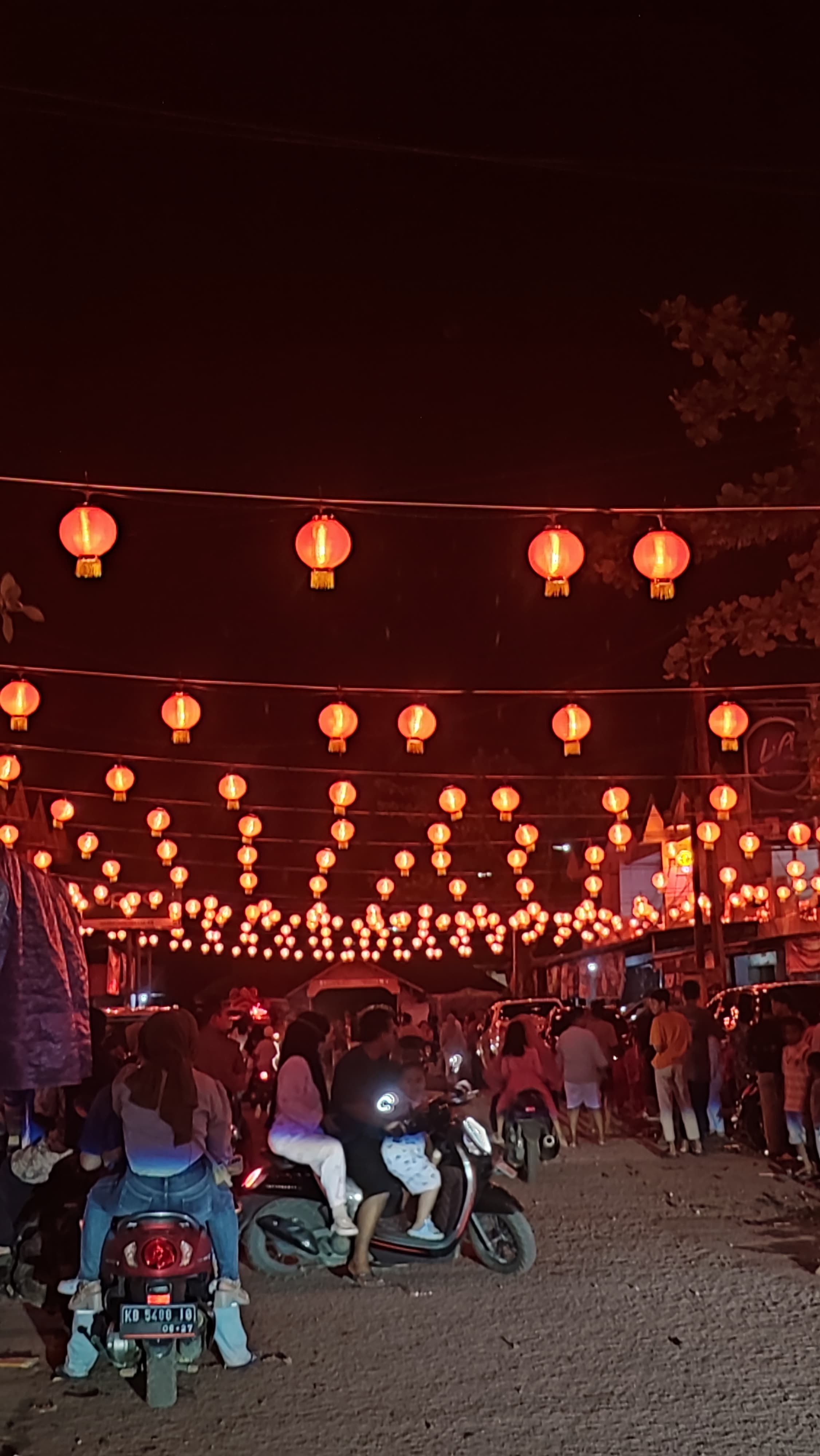 LAMPION: Sejumlah lampion menghiasi sepanjang jalan di daerah pasar Teluk Melano, Kecamatan Simpang Hilir,&nbsp; Kabupaten Kayong Utara.