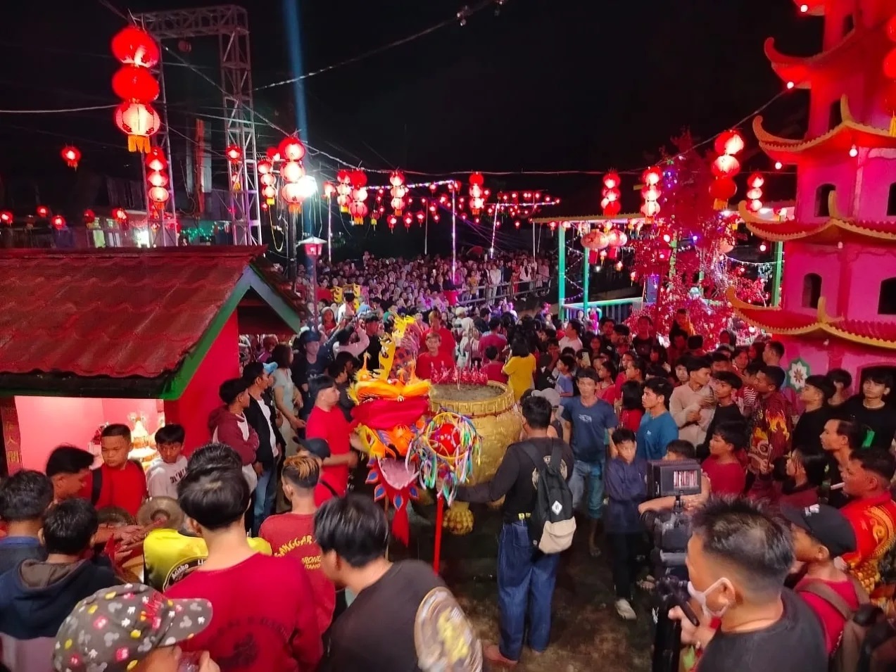 IMLEK : Ratusan masyarakat Sintang rayakan malam tahun baru Imlek di Klenteng Kuan Ti.