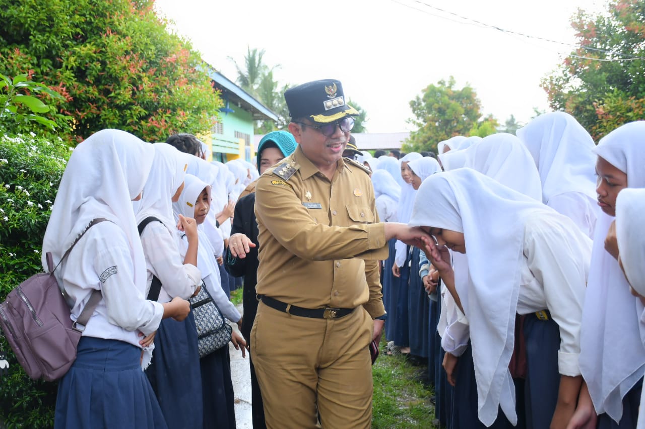 KUNKER : Kunjungan kerja di Kecamatan Pulau Maya, Penjabat (Pj) Bupati Kayong Utara, Alfian menyempatkan berkunjung ke sekolah-sekolah.
