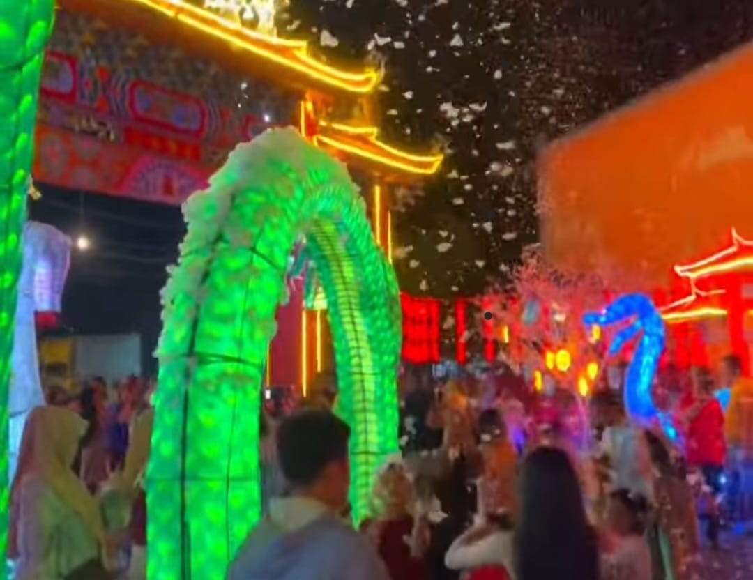 BERHIAS LAMPU: Kelenteng Sam Bong Dja Sambas penuh dekorasi lampu untuk memeriahkan Tahun Baru Imlek 2025.