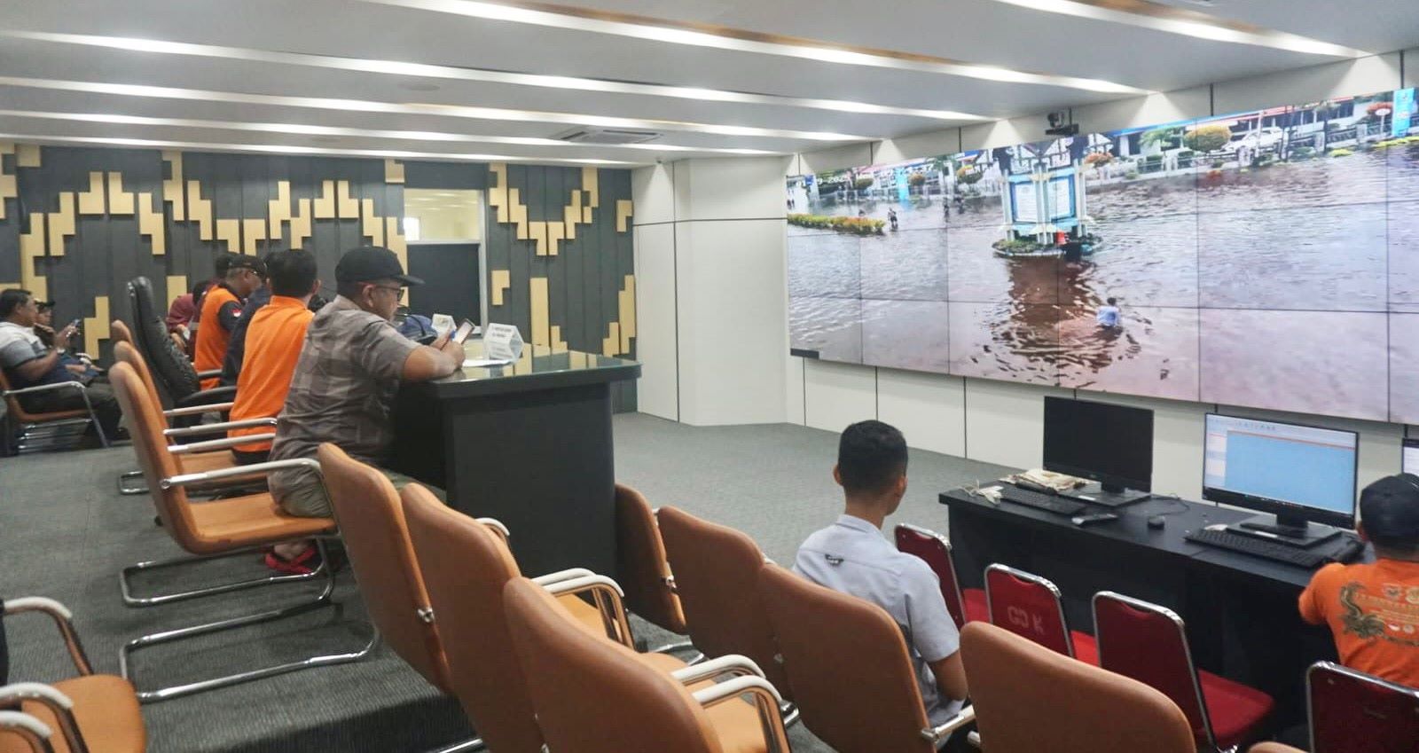 RAPAT: Pj Bupati Mempawah Ismail memimpin rapat percepatan penanganan banjir.