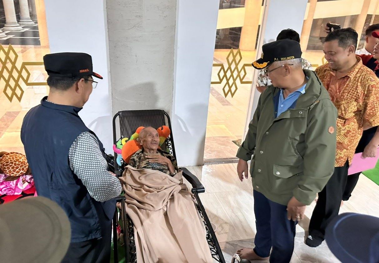 PENGUNGSI: Pj Walikota Singkawang didampingi Pj Bupati Mempawah menyapa para pengungsi korban banjir di Masjid Agung Alfalah Mempawah.