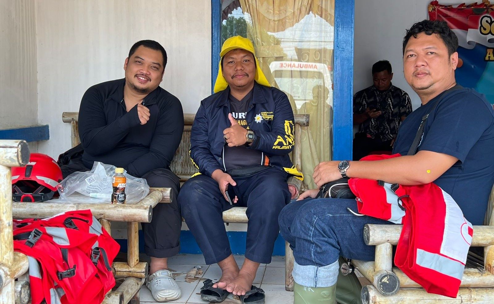 MEMBANTU: Ketua PMI Mempawah dan jajarannya berada di Sekretariat PMI membantu korban banjir.