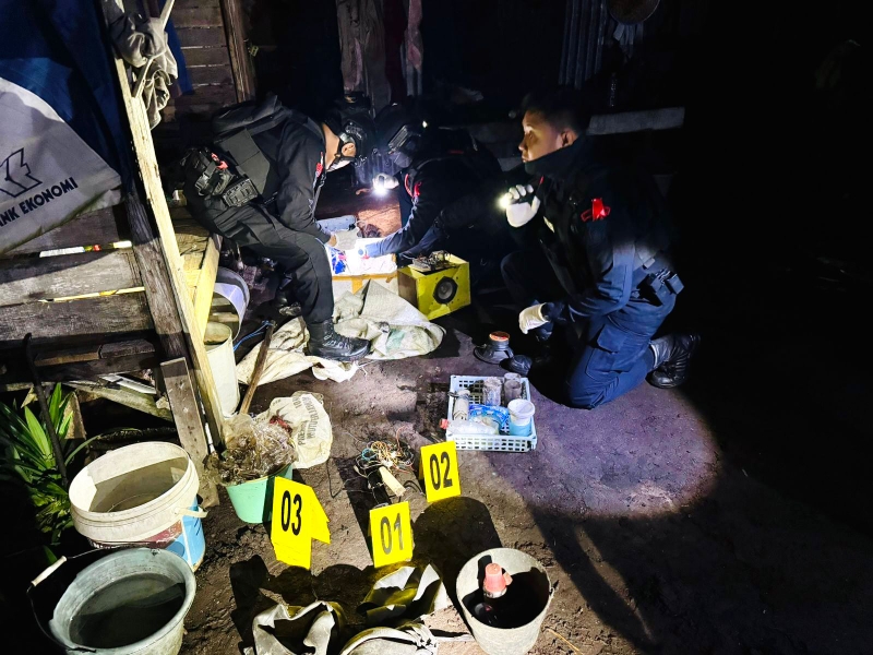 Polisi melakukan penggeledahan di rumah dan pondok milik LL dan ditemukan barang bukti berupa, rakitan elektronik senter, baterai, bubuk hitam, pipa paralon dan lain-lain.