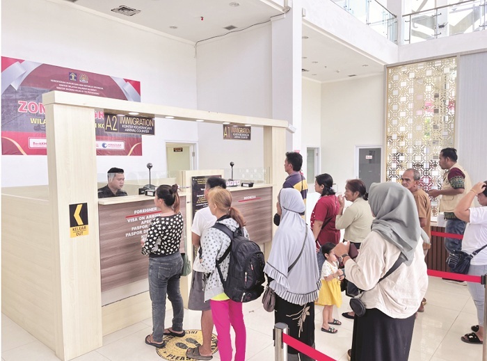 PADAT : Jalur PLBN Badau saat ini dipadati oleh pelintas yang sudah menghabiskan masa liburannya.
