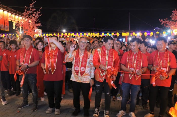 MERIAH: Pj Wali Kota Singkawang Sumastro dan Wawako terpilih Muhammadin membuka Pesona Lampion di Kelenteng Fab Zhu Kung.