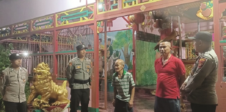 PENGAMANAN : Sejumlah personel Polres Sintang saat melakukan pengamanan pada perayaan Imlek di Kabupaten Sintang.