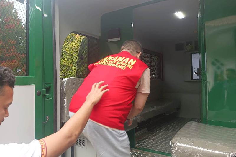 Tersangka pelecehan seksual H Hermansyah dibawa menggunakan mobil tahanan Kejari Singkawang, jumat (31/1).