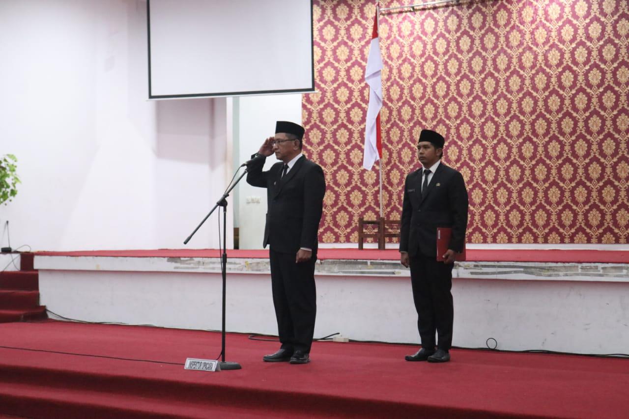 Pj Bupati Landak, Gutmen Nainggolan saat menjadi inspektur upacara dalam Rangka Peringatan HUT ke - 68 Pemerintah Provinsi Kalimantan Barat Tahun 2025, di Aula Kantor Bupati Landak.