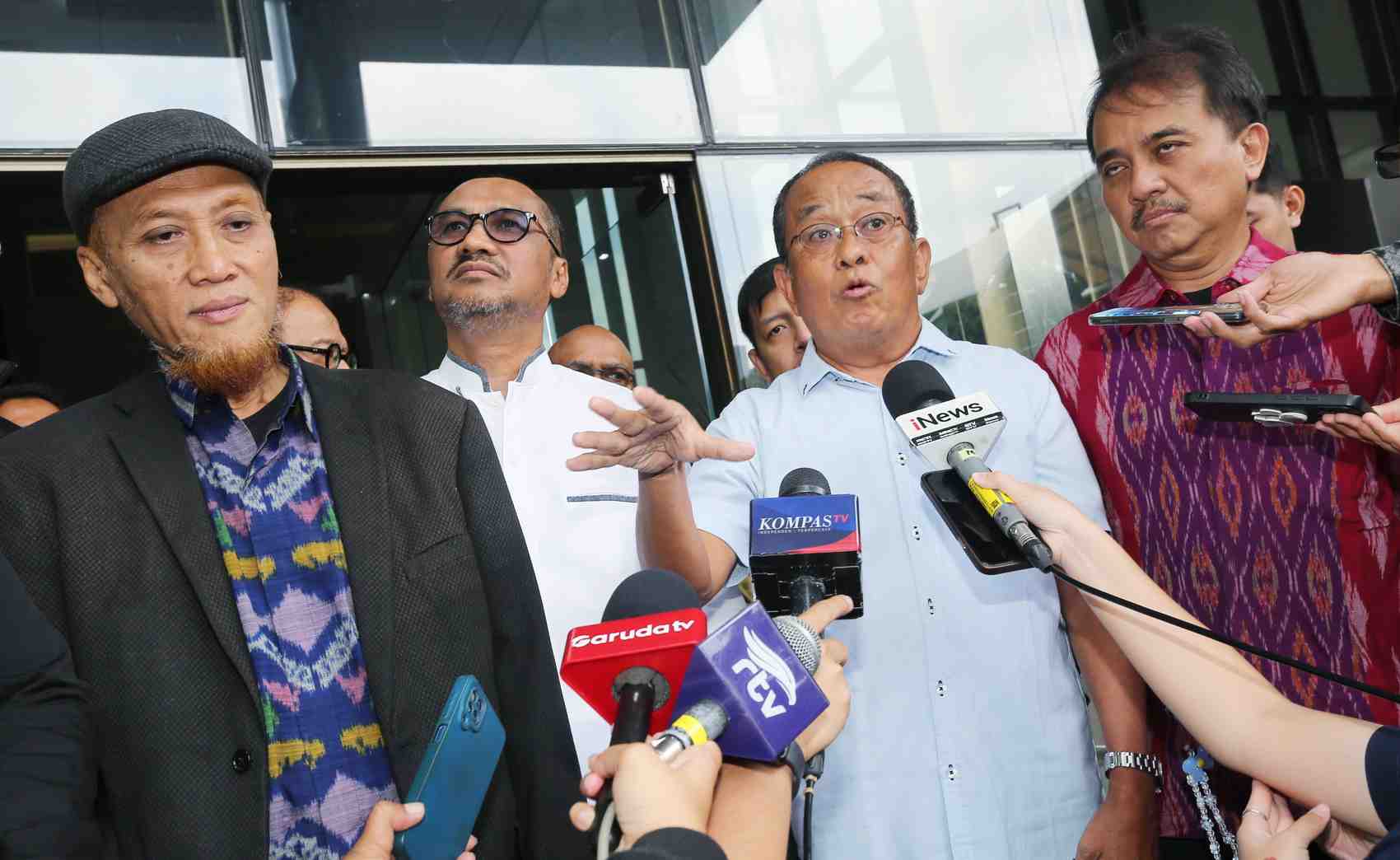 LAPOR KPK: Mantan Pimpinan memberi keterangan pers usai melaporkan dugaan korupsi PSN PIK 2 ke KPK, kemarin.