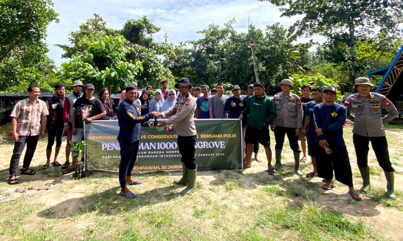 Penyerahan tanaman mangrove yang akan ditanam MMC dan Polda Kalbar.