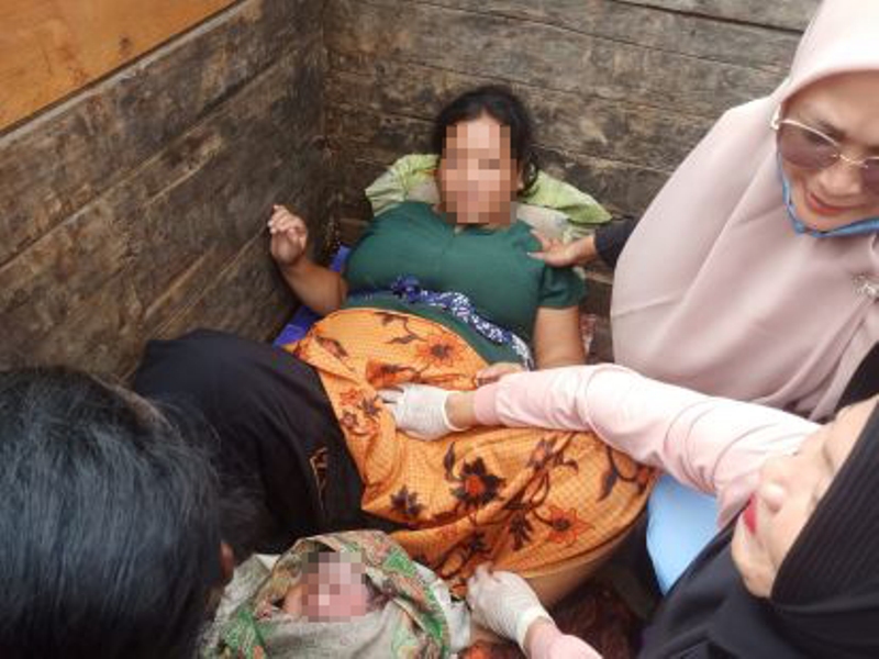 Korban banjir saat mendapatkan pertolongan dari tim medis Puskesmas setempat.