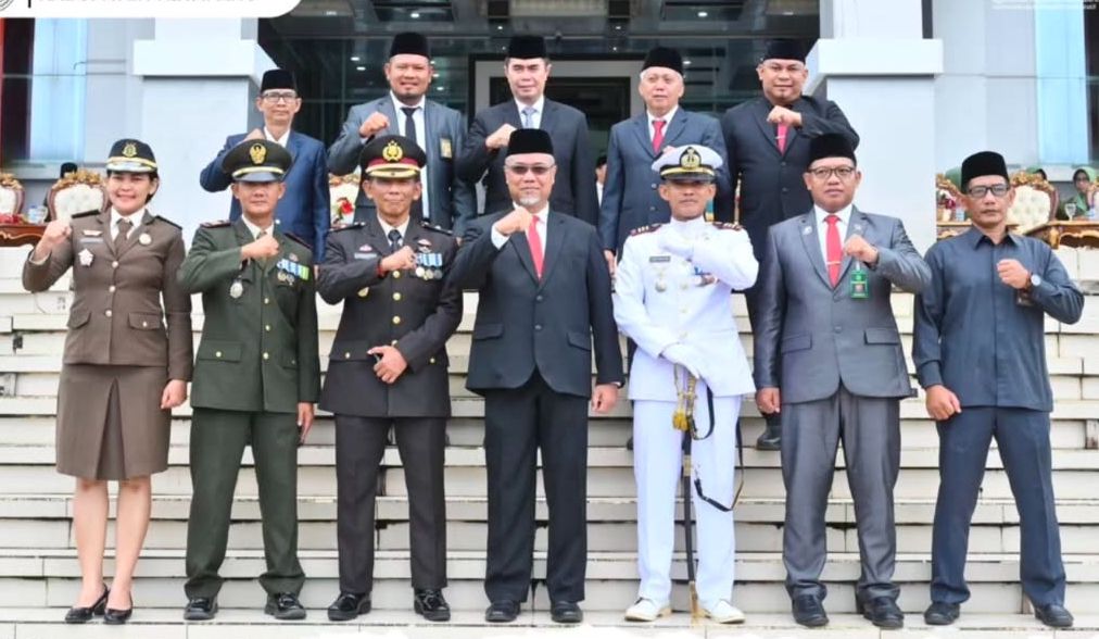 Jajaran Forkopimda berfoto bersama usia mengikuti upacara HUT ke-68 Pemprov Kalbar di halaman Kantor Bupati, Jumat (31/1).