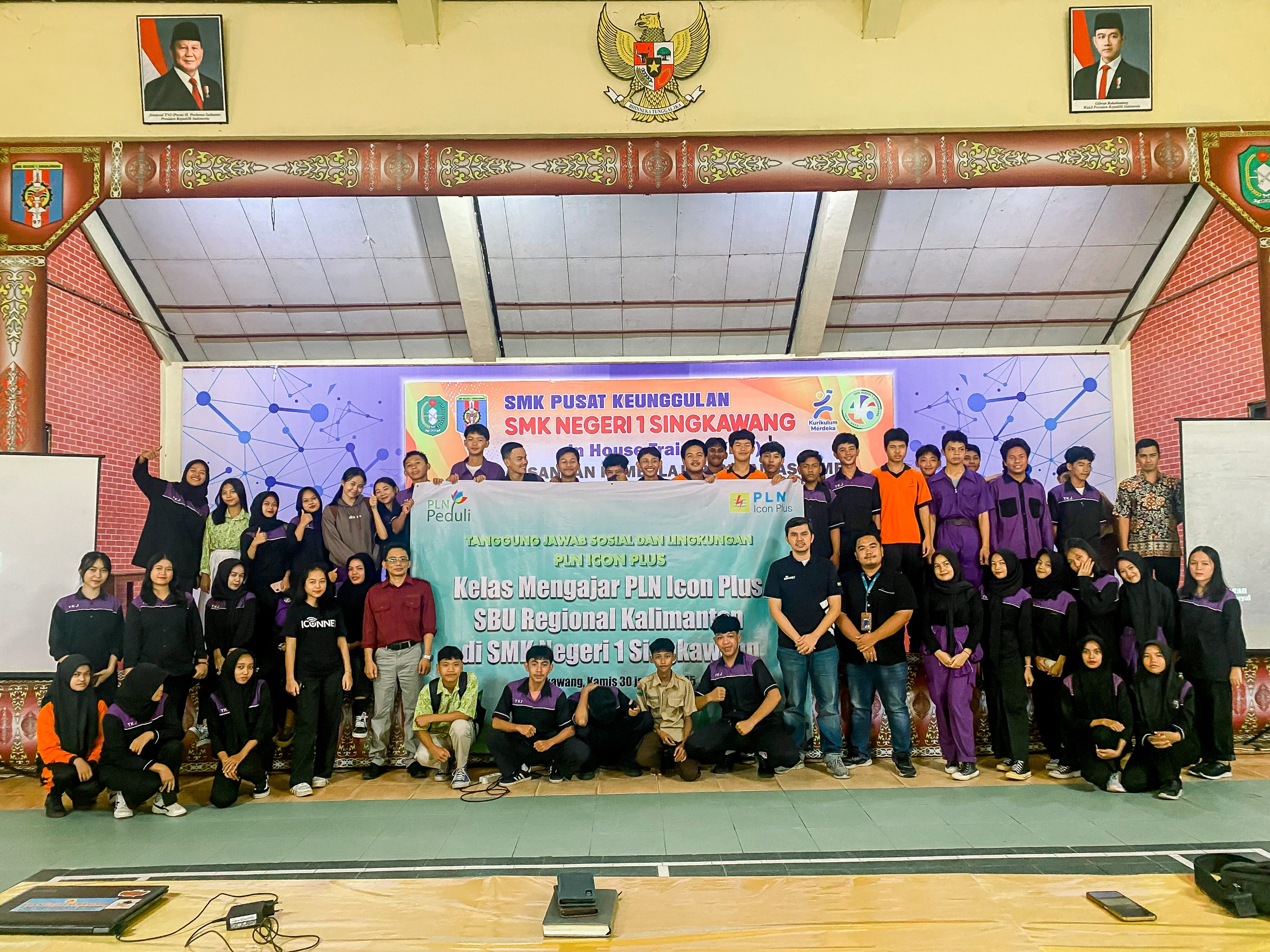 PLN Icon Plus SBU Kalimantan saat melaksanakan program kelas mengajar di SMK Negeri 1 Singkawang.