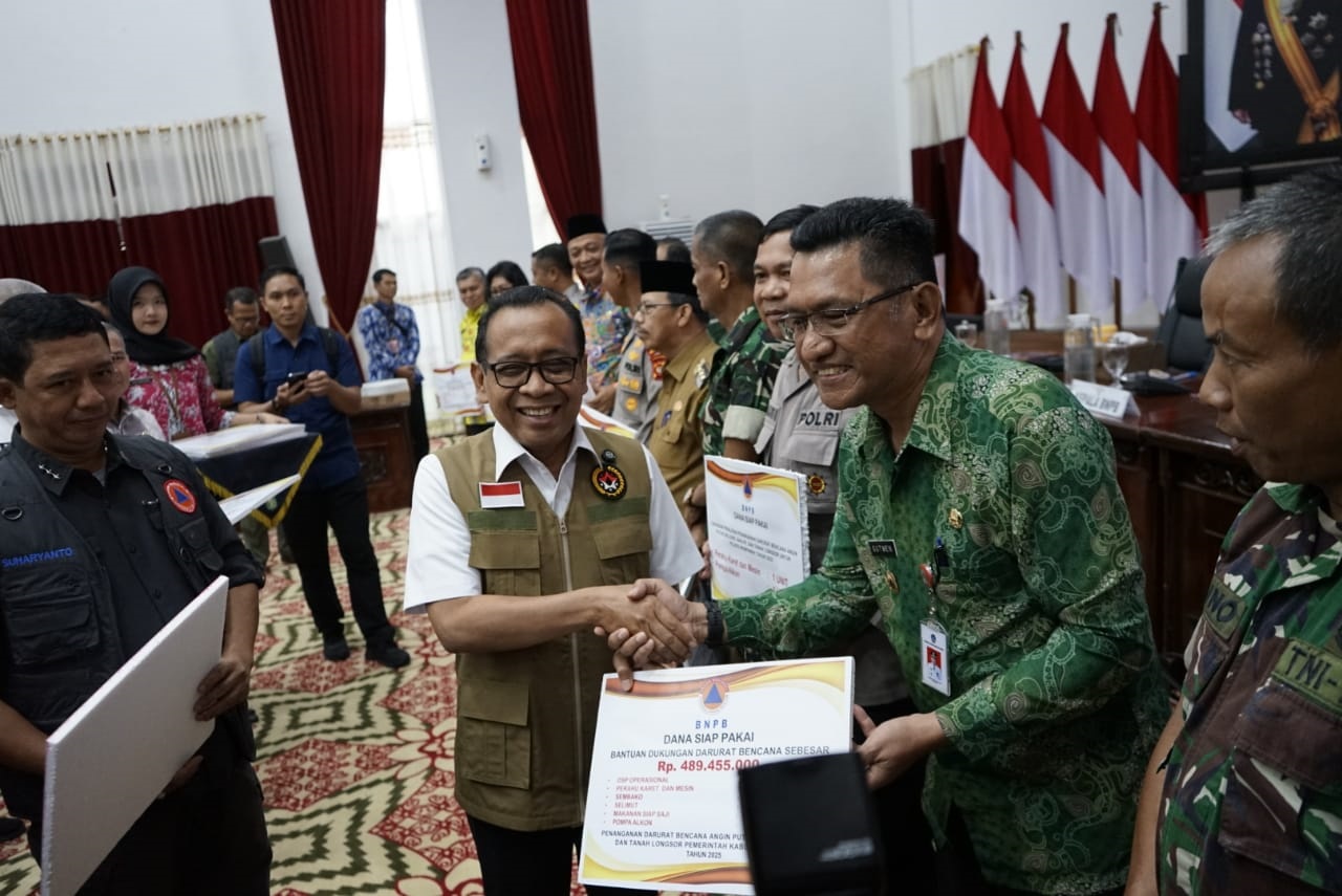 Pj Bupati Landak Gutmen Nainggolan saat menerima bantuan percepatan penanggulangan bencana banjir oleh Kepala BNPB di Balai Petitih, Kantor Gubernur Kalbar, Kamis (30/1).