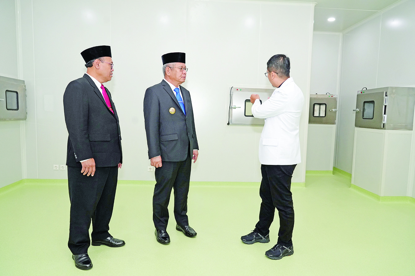 Penjabat (Pj) Gubernur Kalimantan Barat Harisson, didampingi Direktur RSUD dr. Soedarso Pontianak drg. Hary Agung Tjahyadi, M.Kes usai peresmian Gedung Instalasi Kedokteran Nuklir Teranostik Molekuler