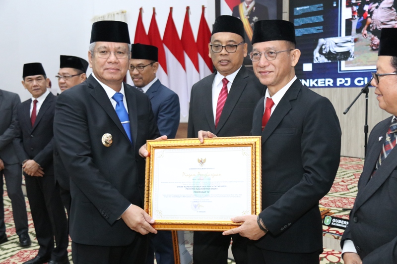 Penjabat Gubernur Kalimantan Barat Harisson memberikan piagam penghargaan kepada kepala OPD saat peringatan HUT Pemprov.