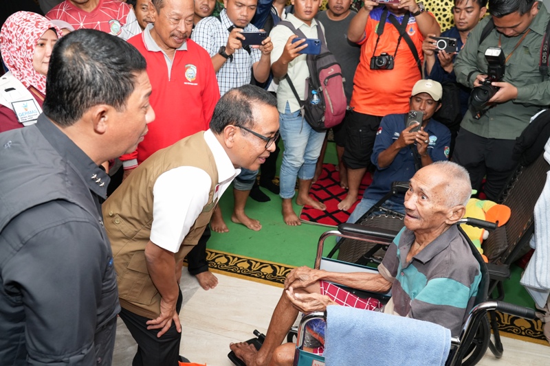 Menteri Koordinator PMK Republik Indonesia, Prof. Dr. Pratikno, M.Soc., SC berbincang dengan warga korban banjir di Mempawah.