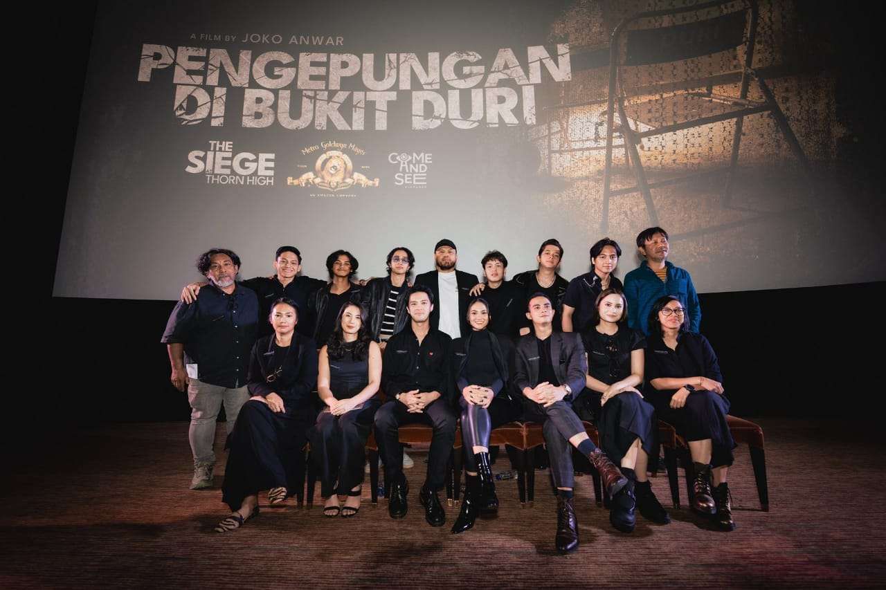 Sutradara Joko Anwar berpose bersama para pemain film