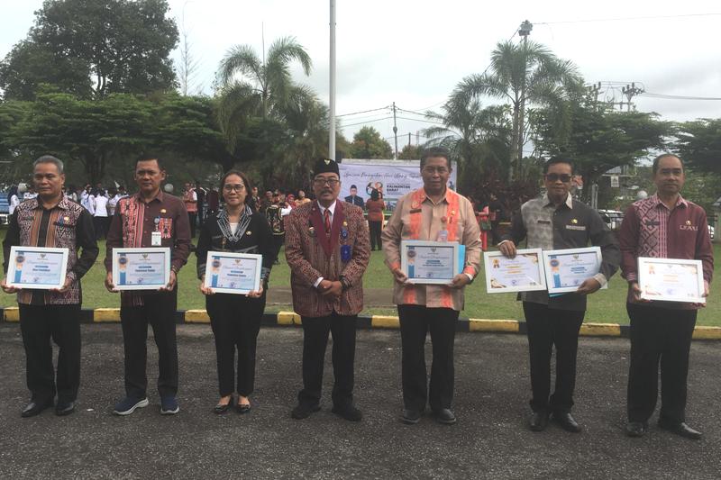 Sekda Kabupaten Sintang Kartiyus bersama kepala OPD yang berhasil meraih penghargaan predikat kepatuhan penyelenggaraan pelayanan publik.