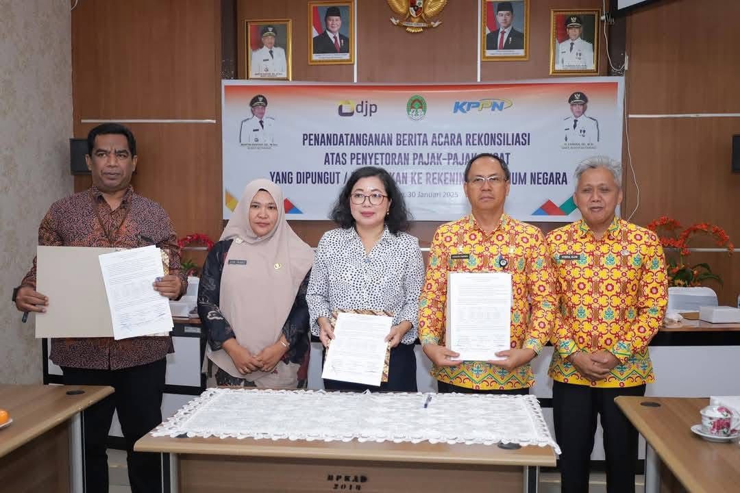 Kepala KPP Pratama, Kepala KPPN, Sekretaris BPKAD Kayong Utara dan Kepala BPKAD Ketapang, menandatangani berita acara rekonsiliasi penyetoran pajak, Kamis (30/1).