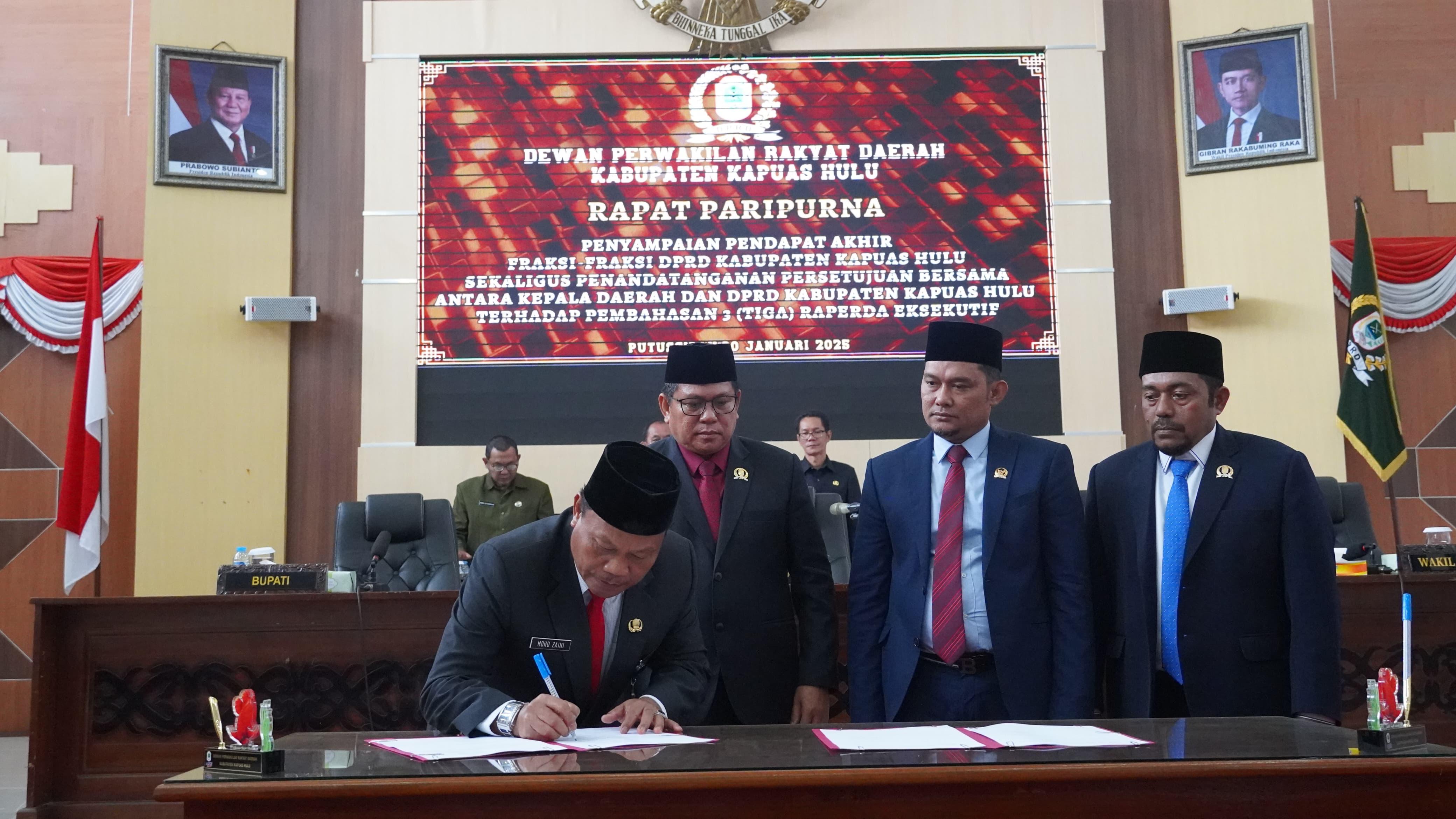 Penandatanganan tiga raperda yang diusulkan Pemkab Kapuas Hulu disetujui oleh DPRD Kapuas Hulu menjadi Perda.