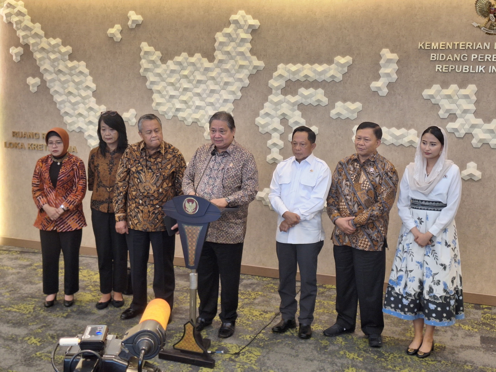 Menko Bidang Perekonomian Airlangga Hartarto didampingi Gubenur Bank Indonesia dan Mendagri Tito Karnavian memberi keterangan usai pertemuan Tim Pengendalian Inflasi Pusat di Jakarta Kemarin (31/1).