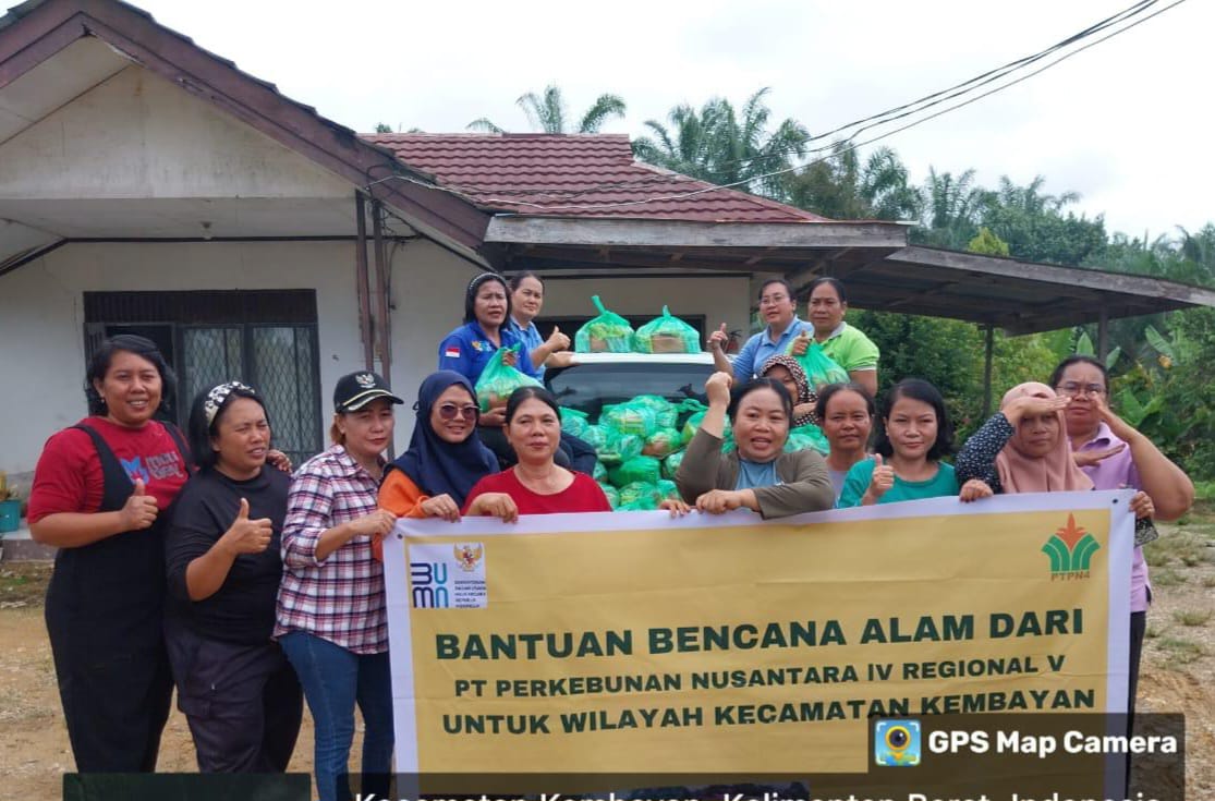 BANTUAN : Penyerahan bantuan untuk warga terdampak banjir di Kebupaten Kembayan yanh dilakukan oleh PTPN IV Regional V.