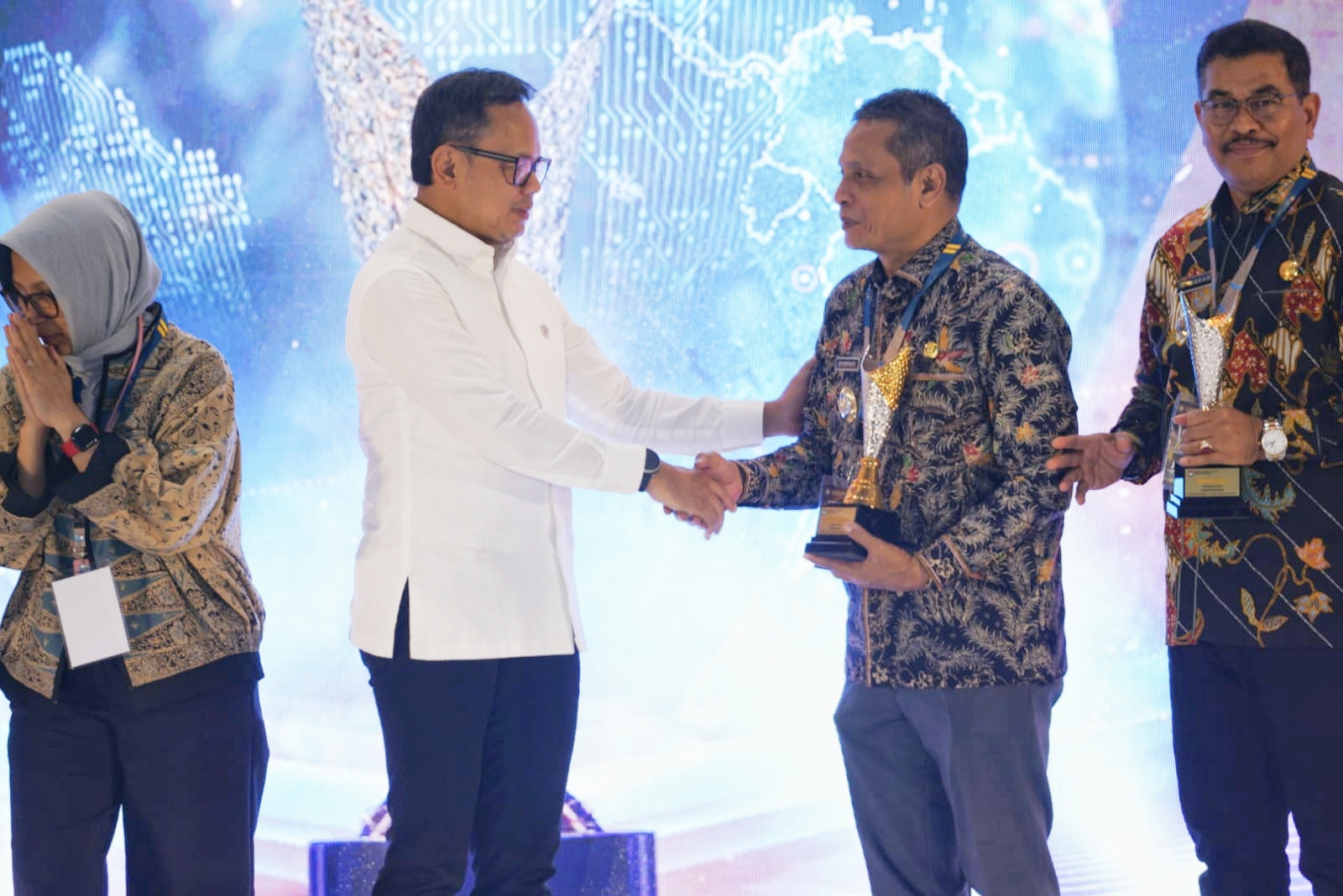APBD AWARD: Pj Wali Kota Edi Suryanto menerima penghargaan APBD Award Kategori Rasio Belanja Terhadap Pendapatan Tertinggi dari Menteri Dalam Negeri.