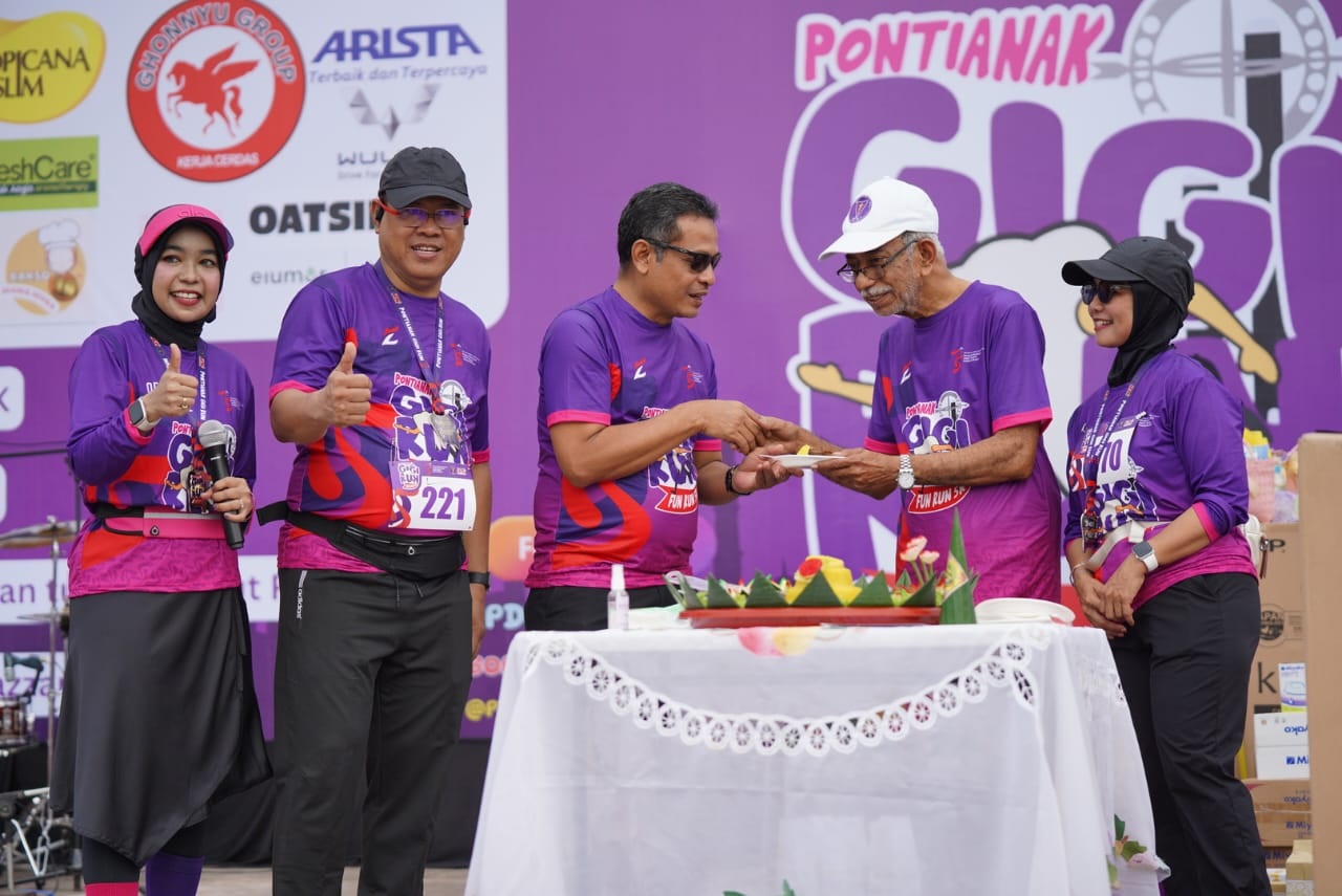 SYUKURAN: Penjabat Wali Kota Pontianak Edi Suryanto saat menghadiri syukuran ulang tahun ke-75 PDGI.