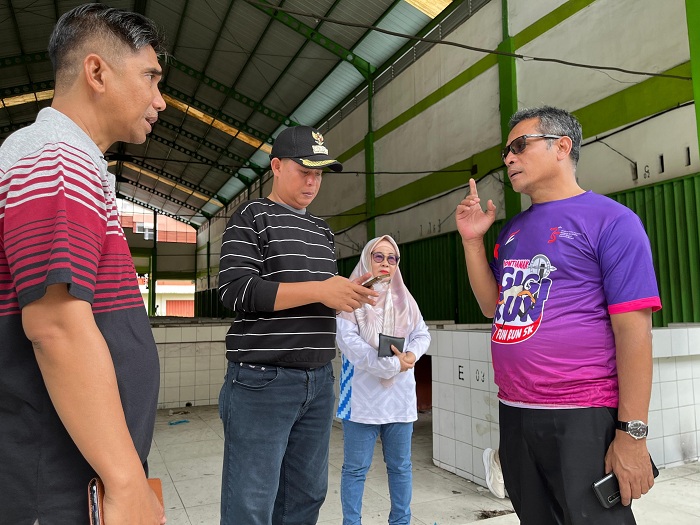 TINJAU: Penjabat Wali Kota Pontianak Edi Suryanto meninjau sejumlah lokasi bakal pusat UMKM, Minggu (2/2).