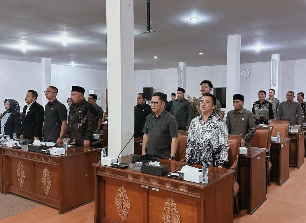 RAPAT : Anggota DPRD Kubu Raya mengikuti Rapat Paripurna Laporan Hasil Kerja Banggar DPRD Kubu Raya mengenai RAPBD Kubu Raya tahun anggaran 2025.