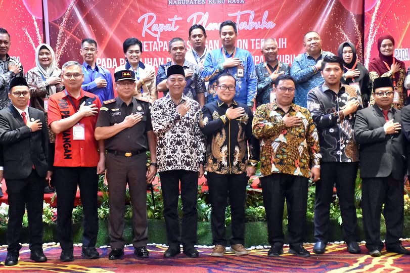RAPAT: Bupati Kubu Raya, Syarif Kamaruzaman berfoto bersama Bupati dan Wabup Kubu Raya terpilih, Sujiwo-Sukiryanto usai Rapat Pleno Terbuka Penetapan Bupati dan Wabup Kubu Raya terpilih.