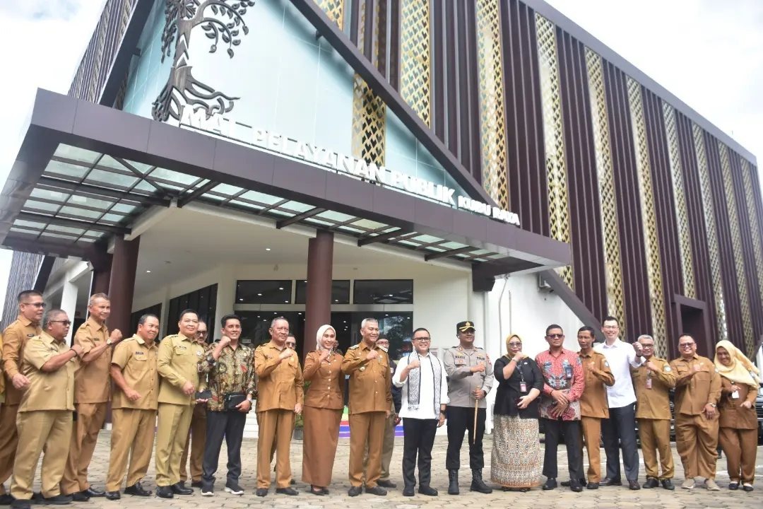 TINJAU: Penjabat Bupati Syarif Kamaruzaman dampingi Menteri PAN-RB, Abdullah Azwar Anas meninjau layanan publik di MPP Kubu Raya, Selasa (23/4/2024).