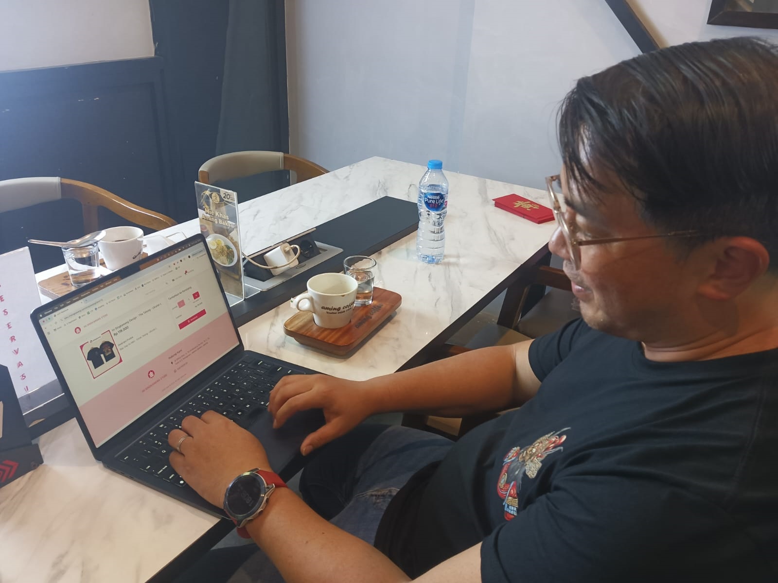TUNJUKKAN: Budi Handoko, Founder Shipper Indonesia, memperlihatkan laman portal IniSingkawang.