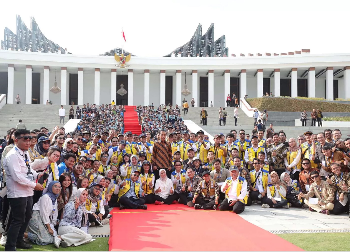 JADI DESTINASI: Presiden RI ke-7 Joko Widodo berfoto bersama usai meresmikan Istana Garuda di Ibu Kota Nusantara (IKN), Provinsi Kalimantan Timur, Jumat (11/10/2024).