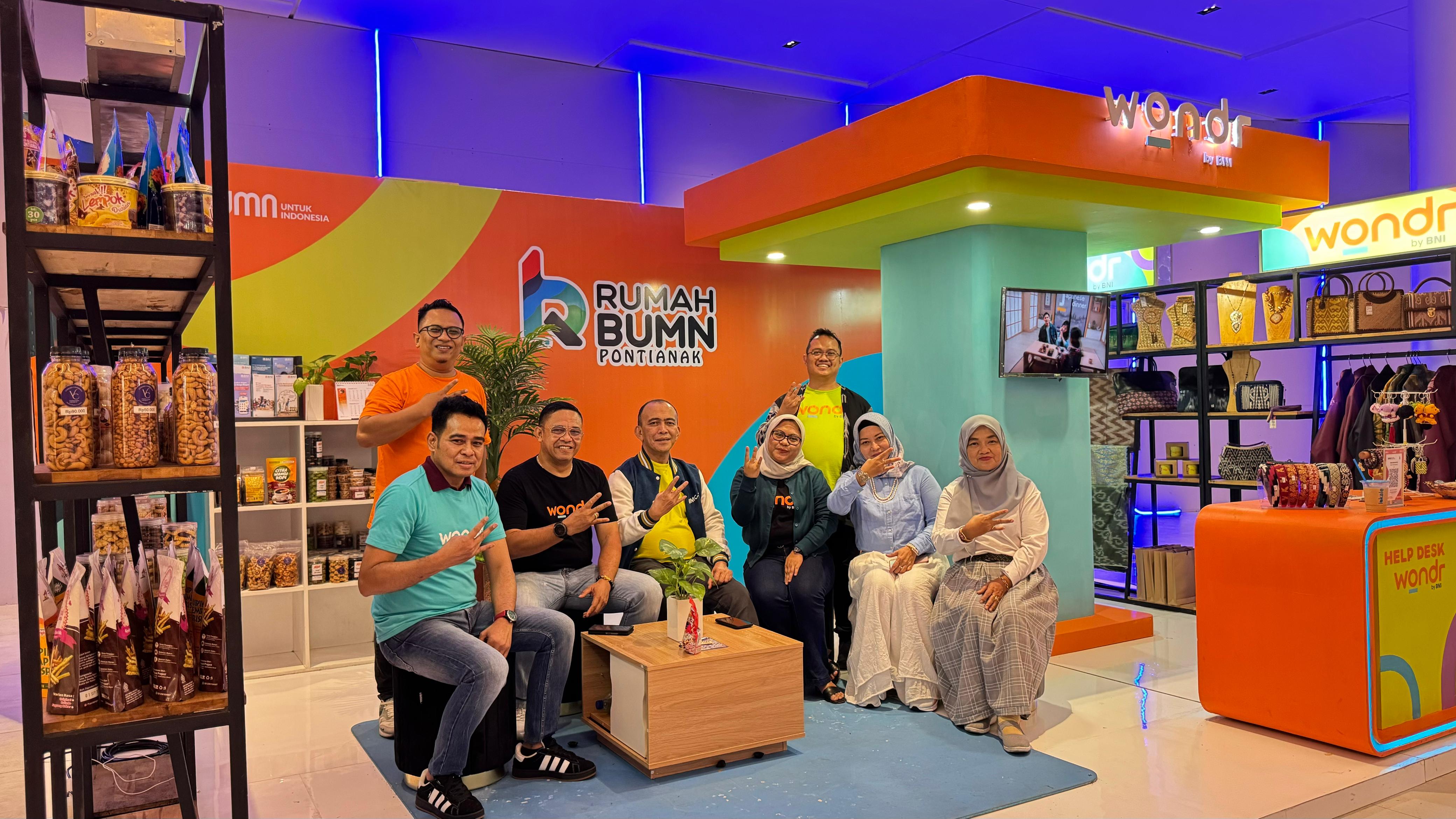 PAMERAN : Stan pameran UMKM Rumah BUMN Pontianak binaan BNI hadir di Gaia Mall untuk dikenalkan kepada masyarakat.