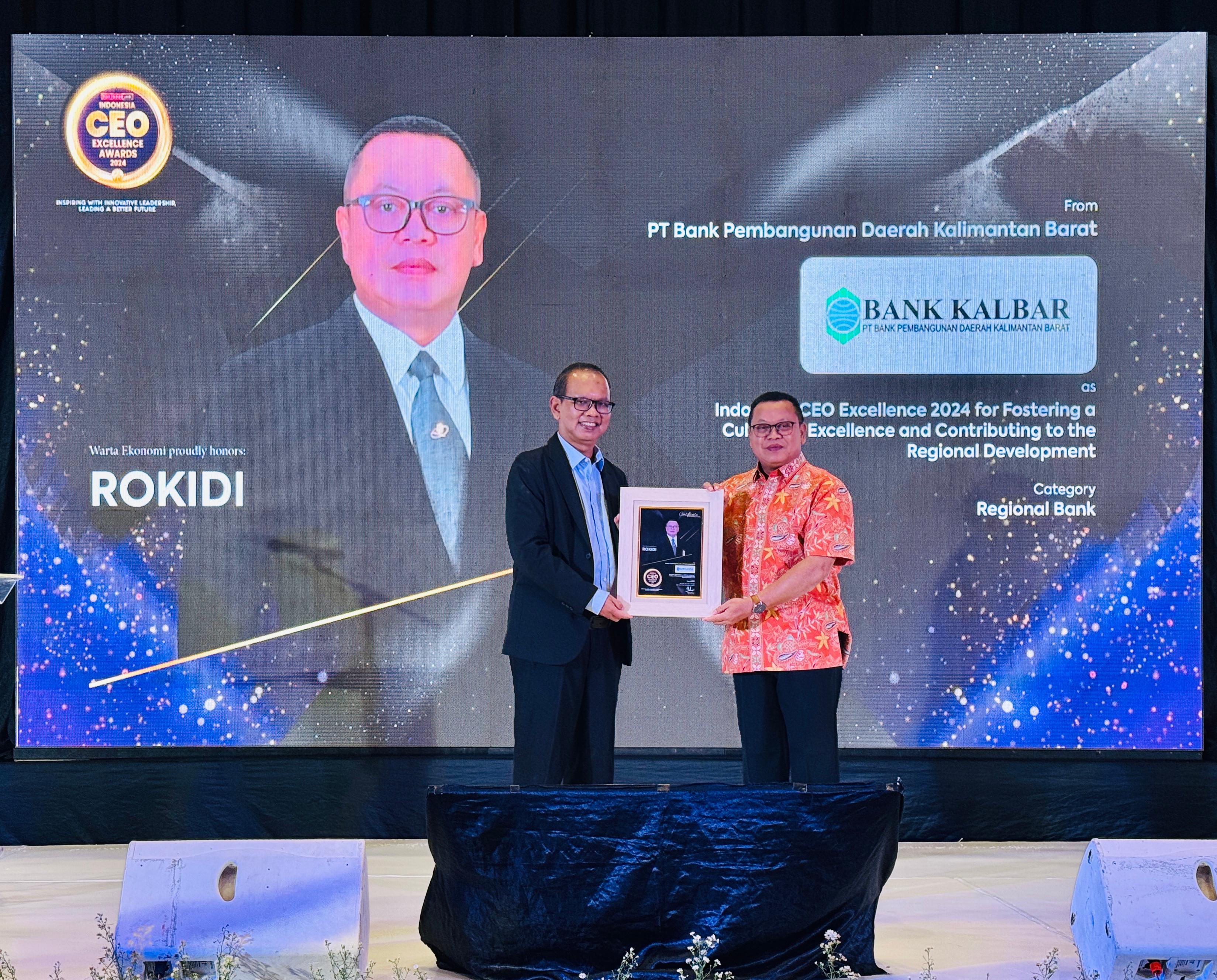 MEMBANGGAKAN :  Dirut Bank Kalbar, Rokidi menerima penghargaan Indonesia CEO Excellence Award 2024 dari media Warta Ekonomi.