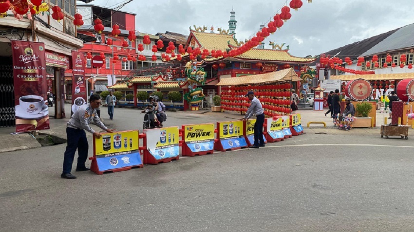 ATUR LALU LINTAS: Petugas Dishub Kota Singkawang saat melalukan pengaturan lalu lintas di kawasan pekong tengah kota.