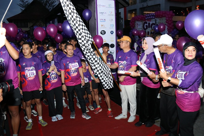 START: Penjabat Gubernur Kalimantan Barat Harisson saat mengibarkan bendera start sebagai tanda dimulainya ajang 5K GIGI FUN RUN.