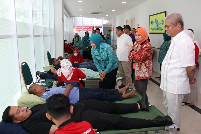 DONOR DARAH: Pj Gubernur Kalbar Harisson saat menyaksikan langsung kegiatan donor darah yang digelar untuk memeriahkan HUT ke-68 Pemprov Kalbar.