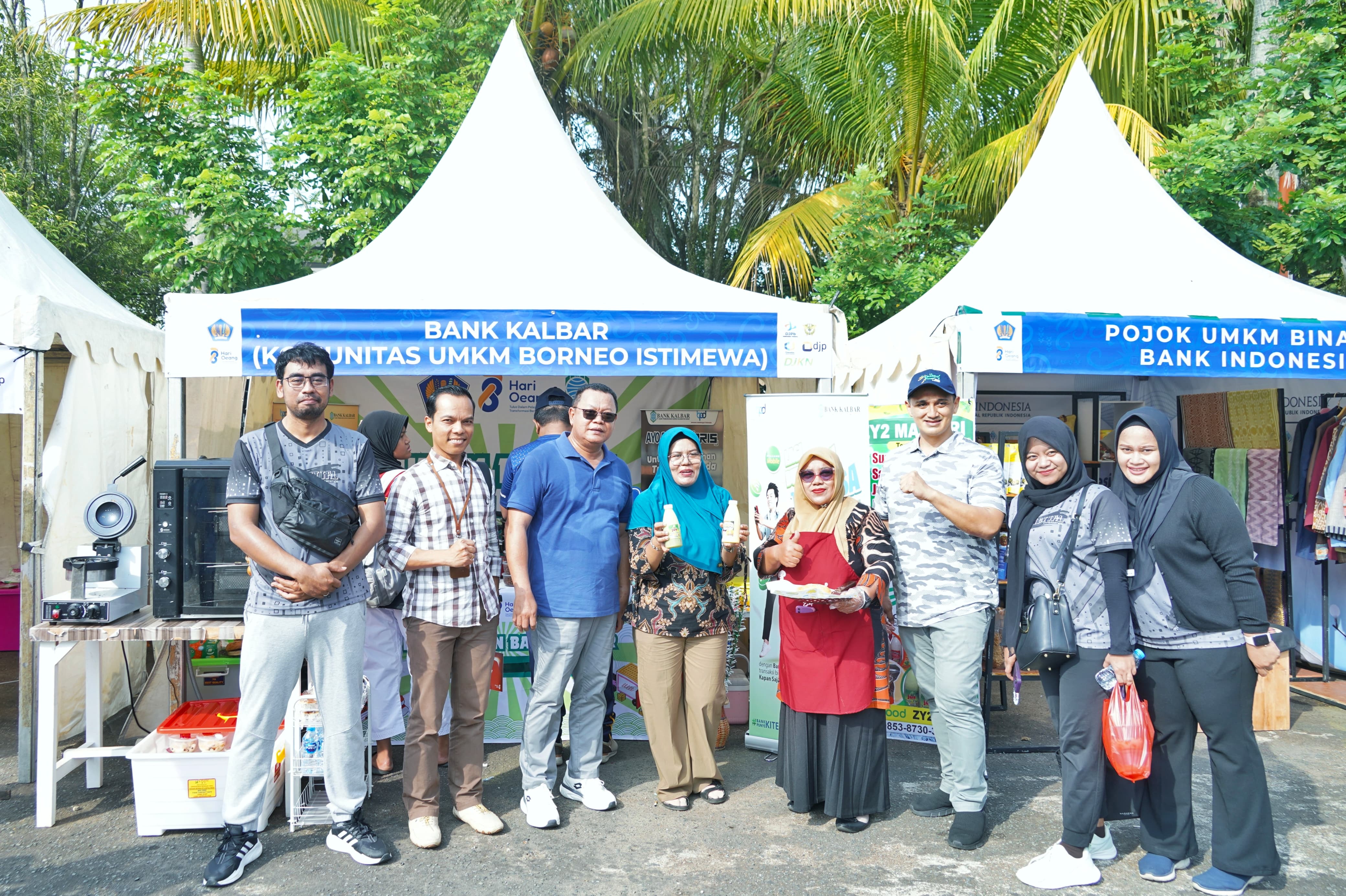 STAN UMKM : Sebagai bentuk dukungan kepada UMKM, Bank Kalbar turut menyediakan stan di sejumlah pamerans ebagai wadah bagi mereka untuk mempromosikan produk.