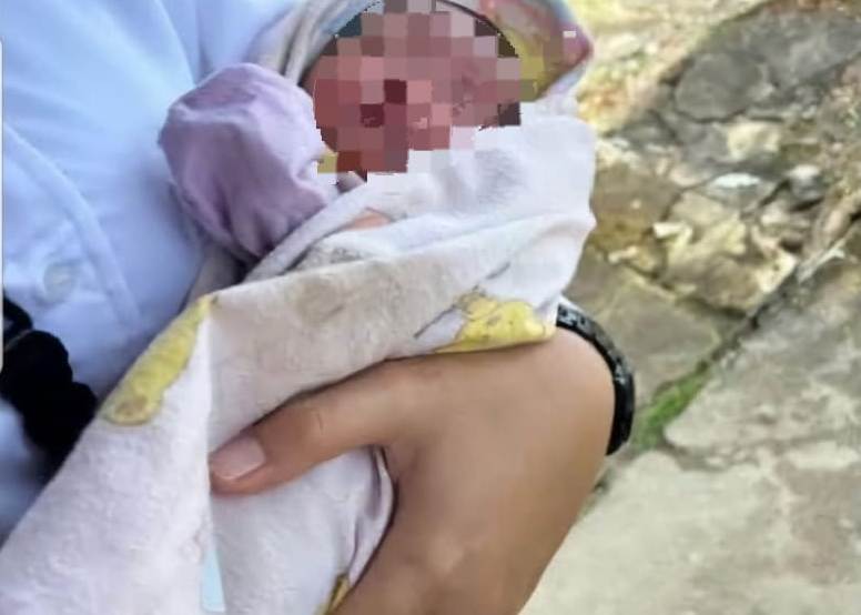 Penemuan bayi di dalam kardus di Kelurahan Sungai Wie Kecamatan Singkawang Tengah pada Senin (3/1).