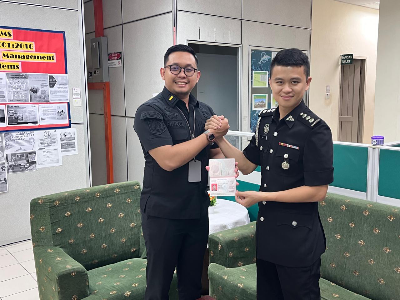 BERKUNJUNG: Kasubsi Lalu Lintas dan Izin Tinggal Keimigrasian Putussibau Muhammad Fahrul Rizki saat mengunjungi imigresen Malaysia.