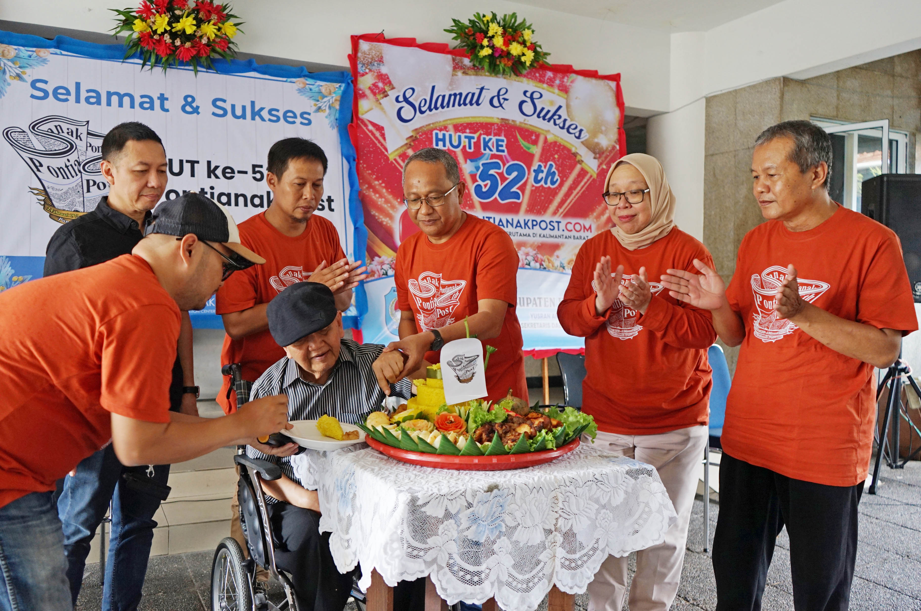 Pendiri Pontianak Post Tabrani Hadi memotong tumpeng perayaan ulang tahun ke 52 Pontianak Post.