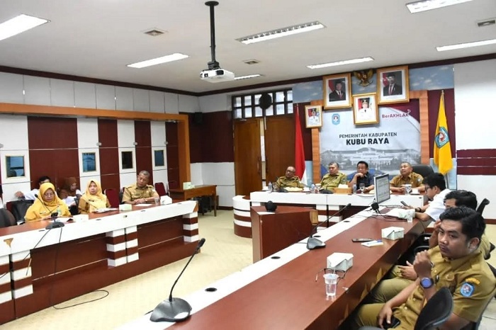 Sekda Kubu Raya, Yusran Anizam bersama Ketua DPRD Kubu Raya, Johan Saimima mengikuti Rapat Persiapan Pelantikan Kepala Daerah dan Wakil Kepala Daerah Terpilih Pilkada Serentak 2024 virtual.