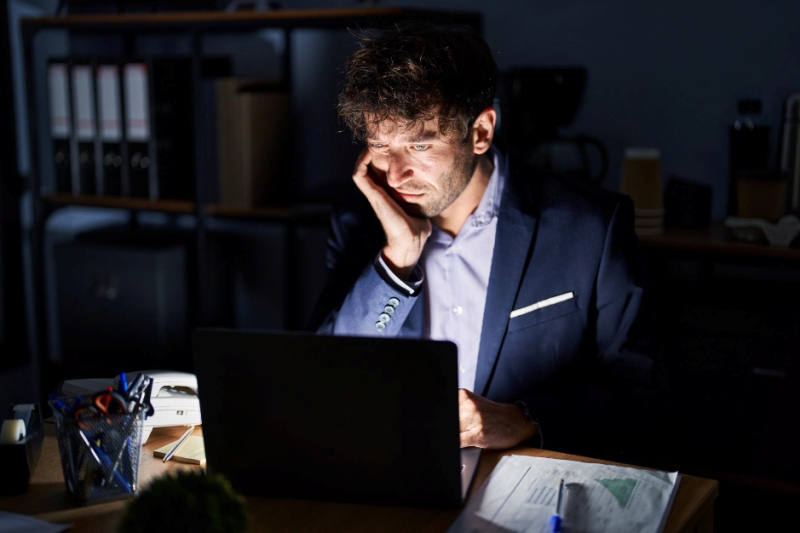 Ilustrasi kerja lembur.