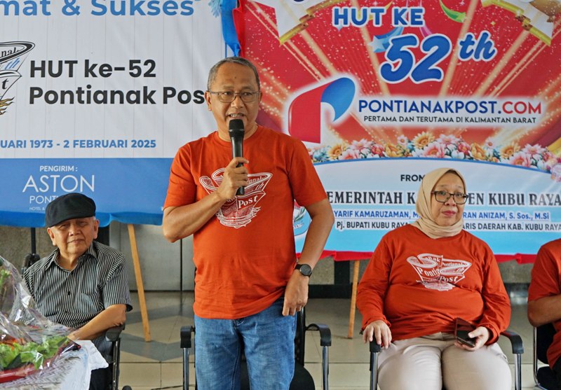 Direktur Utama Pontianak Post Salman Busrah memberikan kata sambutan di cara ulang tahun Pontianak Post.
